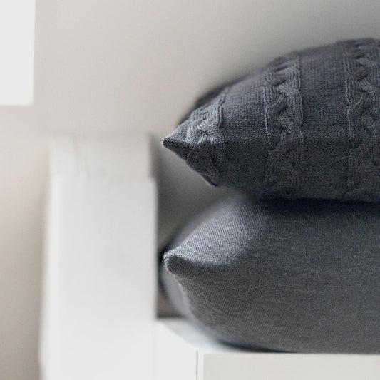 Kissenhülle 40x40cm Zopf, dunkelgrau - Lenz & Leif