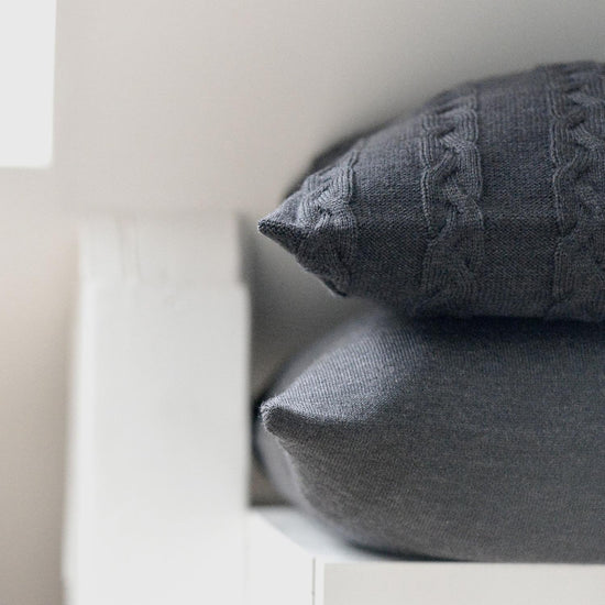 Kissenhülle 40x40cm Zopf, dunkelgrau - Lenz & Leif