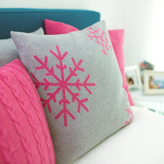 Kissenhülle 50x50cm Snowflakes, grau/magenta - Lenz & Leif