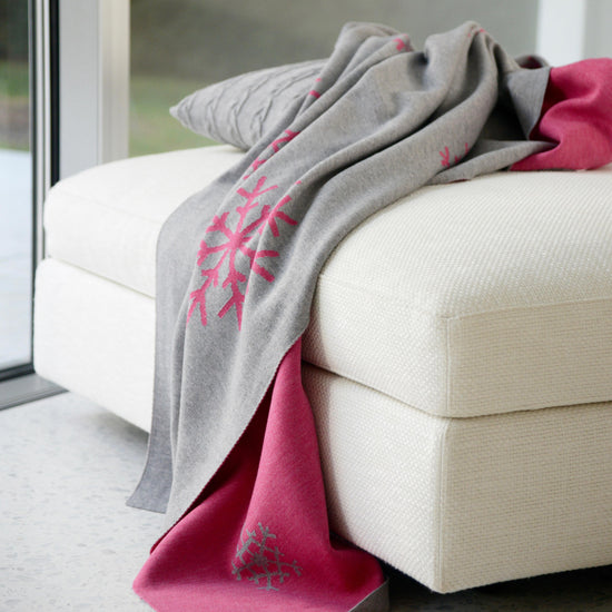 Decke 140x180cm 13 Snowflakes, grau/magenta - Lenz & Leif