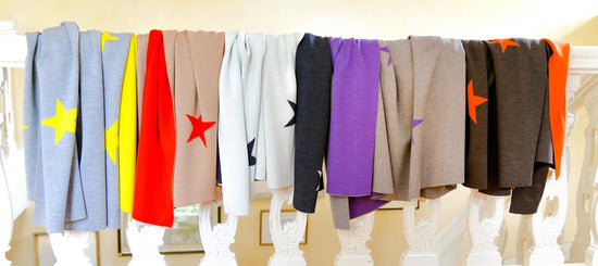 Decke 140x180cm Stars, camel/rot - Lenz & Leif