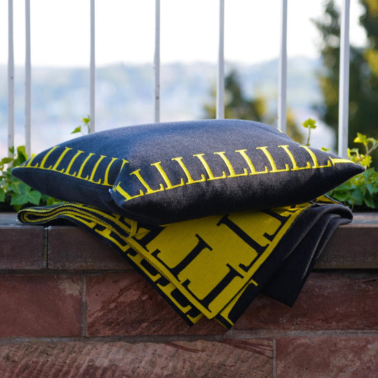 Kissenhülle 50x50cm LLLL, dunkelgrau/gelb - Lenz & Leif