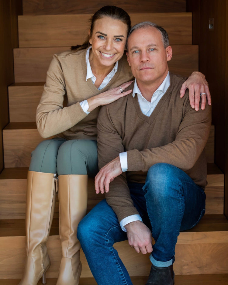 Damenpullover und V-Pullover für Herren aus extrafeiner Merinowolle. Hergestellt in Deutschland.